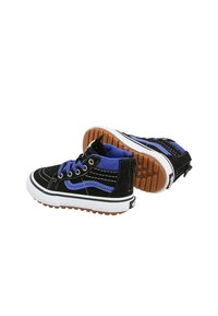 Zapatillas altas de ante en negro y azul con suelas de goma blanca, costuras en contraste y una suela texturizada en marrón. Presentan un diseño con cordones.