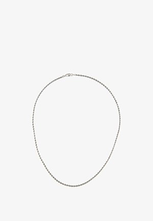 Srebrna verižica iz zvite vrvi z majhnim, varnim kljunastim zapenjanjem na belem ozadju.