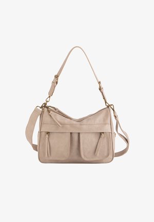 Beige Wildleder-Handtasche mit verstellbarem Schultergurt, ausgestattet mit zwei Fronttaschen mit Reißverschluss und dekorativen Quasten. Akzente in goldfarbener Hardware.