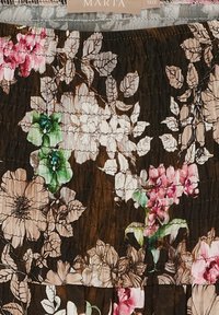 Blomstermønstret stof med pink, hvide og grønne blomster på en mørkebrun baggrund. Tekstureret overflade med indsamlet detaljering.