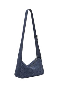 Borsa a tracolla in suede blu navy con texture intrecciata, forma curvata, tracolla regolabile e una zip decorativa su un lato.