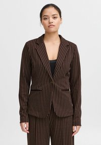 Blazer marrone a righe con chiusura a un bottone, revers a punta e tasche laterali. Tessuto morbido e vestibilità su misura.