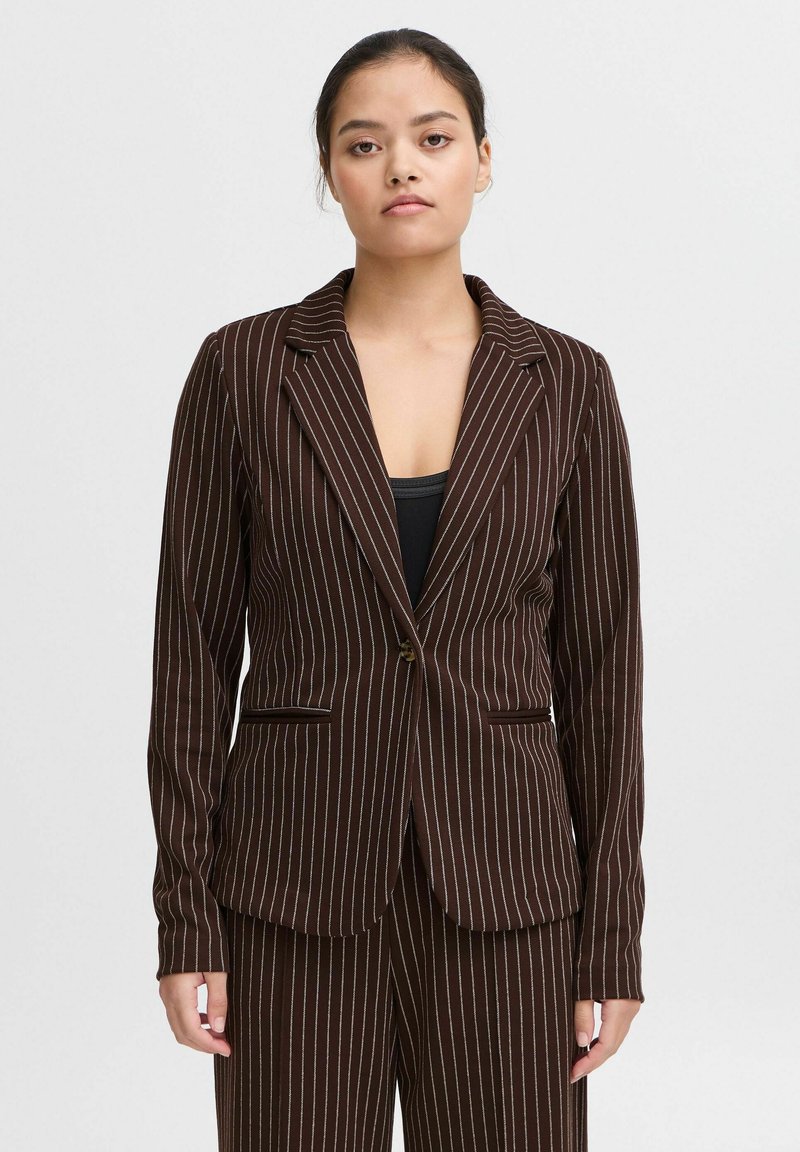 Blazer marrone a righe con chiusura a un bottone, revers a punta e tasche laterali. Tessuto morbido e vestibilità su misura.