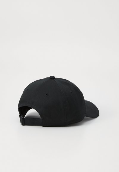 Sort bomuldsbaseballcap med buet skygge, justerbar rem og tekstureret stof. Uden branding og synlige sømme.