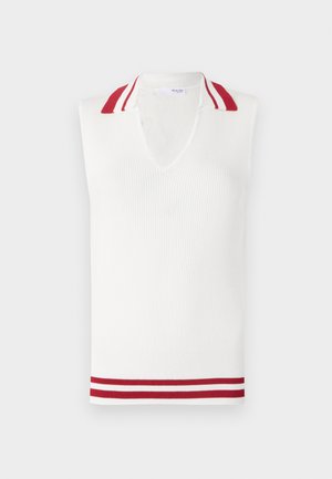 Ærmeløs hvid strikket top med V-udskæring, der har røde og hvide striber på kraven og kantene. Ribbet tekstur hele vejen igennem.