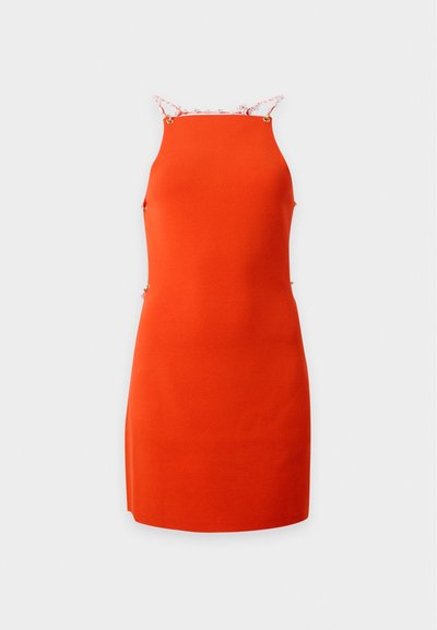 Robe mini sans manches, orange vif, avec un décolleté droit et des fines bretelles en chaîne ornées de petites perles.