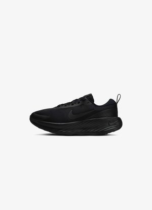 Zwarte sportieve schoenen met een ademende mesh bovenkant, gestructureerde zool en afgeronde te ontwerp. Bevat subtiele logo-accenten en een vetersysteem.