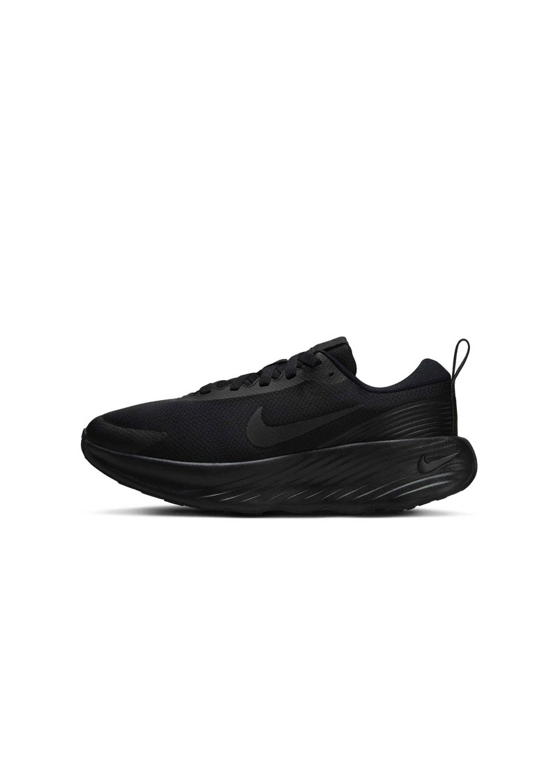 Baskets de sport noires avec une tige en maille respirante, une semelle texturée et un design à bout rond. Présente des accents de logo subtils et un système de laçage.