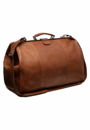 Borsa da viaggio in pelle marrone con una forma strutturata e arrotondata. Presenta una maniglia superiore, una tracolla regolabile e dettagli in metallo argentato.