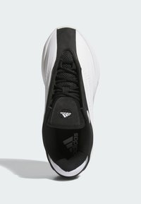 Sneaker bianca e nera con tomaia in rete, punta nera texture e lacci. Logo Adidas sulla linguetta e sul lato. Tacco arrotondato e interno imbottito.
