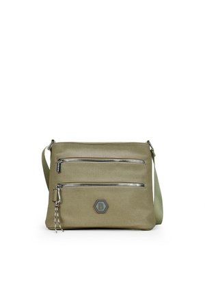 Bolsa cruzada de lona verde oliva con dos cremalleras frontales, logo hexagonal, correa ajustable y superficie texturada. Presenta sutiles acentos de costura.
