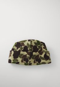 Gorro de forro polar de camuflaje verde y marrón, con puño doblado, textura suave, parte superior redondeada, con formas orgánicas dispersas en tonos oscuros y apagados.