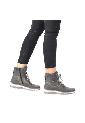 Bottines grises à lacets avec un col en feutre texturé, une fermeture éclair latérale et une semelle en caoutchouc. Fabriquées en cuir avec une finition imperméable.
