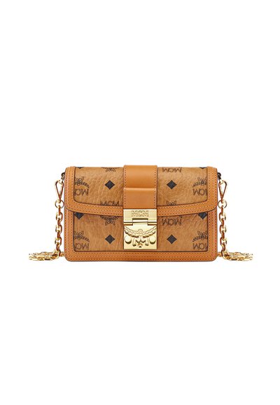 Tan læder MCM crossbody taske med sort logo mønster, guldfarvet lås og en guldkæde rem på en hvid baggrund.