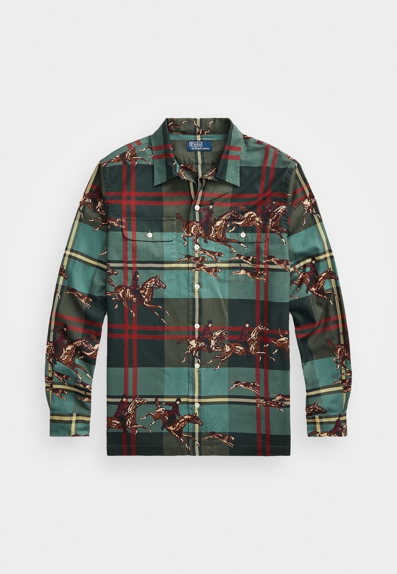 Chemise à manches longues avec boutons, motif à carreaux verts et rouges, ornée d'illustrations répétées de cheval et cavalier.