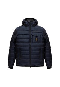 Giacca a vento blu navy con cappuccio, design trapuntato, chiusura con zip e due tasche laterali. Presenta una tasca sul petto con una patch logo nera.