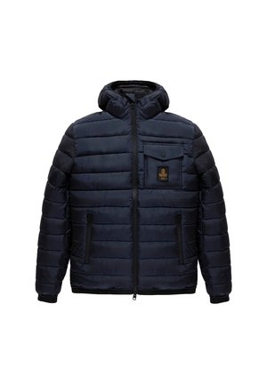 Giacca a vento blu navy con cappuccio, design trapuntato, chiusura con zip e due tasche laterali. Presenta una tasca sul petto con una patch logo nera.