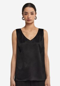 Svart satin ärmlös topp med djup V-ringning, slät textur och rena kanter, designad för en figurnära silhuett.