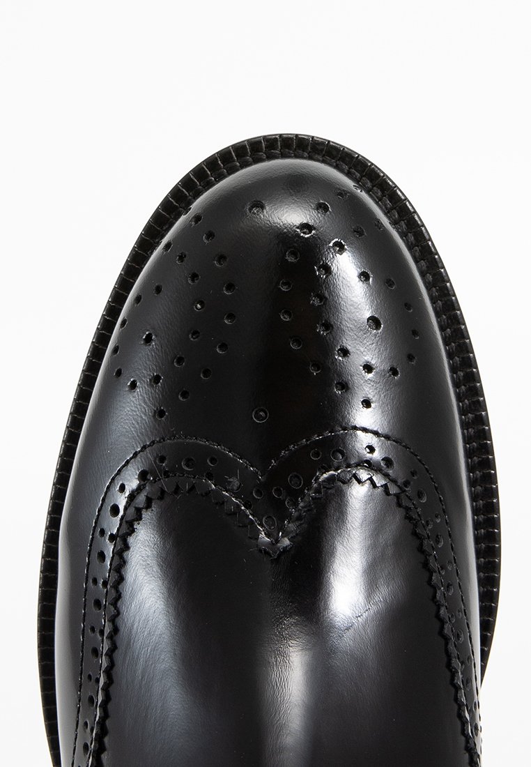 Czarne skórzane buty eleganckie z detalami w stylu brogue, gładka tekstura, owalny nosek i kontrastowa, teksturowana podeszwa. Polerowane wykończenie podkreśla design.