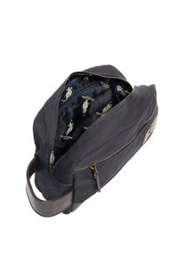 Tumma kangaskassi vetoketjulla ja nahkainen kahva. Sisäpuoli vuorattu kuviollisella kankaalla, jossa U.S. Polo Assn. -logo.