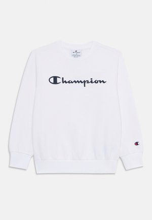 Sudadera blanca de manga larga, con puños y dobladillo acanalados, que presenta un logotipo de "Champion" en color marino en el pecho y un logotipo pequeño en la manga izquierda.