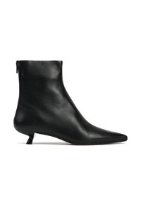 Czarne skórzane botki za kostkę z wyprostowanym noskiem, gładką fakturą, minimalistycznym designem i niskim obcasem typu kitten heel. Posiadają zamek błyskawiczny z boku.
