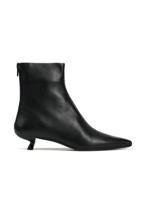 - Ankle boot