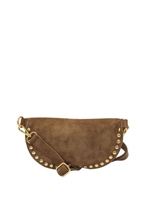 Sac d'épaule en daim marron en forme de croissant avec des clous dorés le long des bords et une bandoulière réglable avec une boucle et un fermoir dorés.