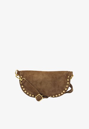 Sac d'épaule en daim marron en forme de croissant avec des clous dorés le long des bords et une bandoulière réglable avec une boucle et un fermoir dorés.