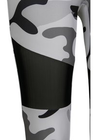 Szürke és fekete kamuflázs mintás leggings, középtérdnél texturált fekete panellel a részletek és a kontraszt fokozása érdekében.