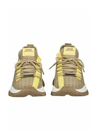 Sneakers atletici beige con tessuto testurizzato, dettagli gialli e lacci spessi. Presentano un collare imbottito e una suola intermedia bianca.