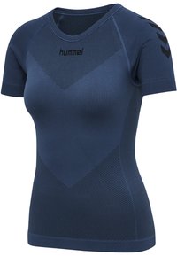 T-shirt de sport ajusté bleu marine, à manches courtes, texture côtelée, motif à rayures diagonales, logo Hummel sur la poitrine, conçu pour les vêtements de sport.