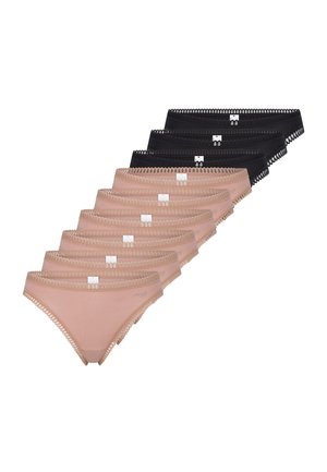 Yhdeksän parin alusvaatesetti mustana ja beigena, jossa on pitsireunus vyötäröllä ja sileä, pehmeä kangas. Jokaisessa on merkki, joka kertoo merkin.