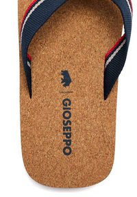 Semelle en liège marron avec des brides en tissu rayé bleu et rouge, comportant le logo Gioseppo et un graphique d'ours embossé sur la surface.