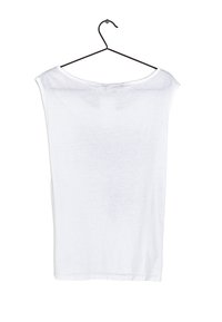 Bílý bezrukávový top na černém ramínku, s širokým výstřihem a měkkou, lehkou tkaninou s mírně průhlednou texturou.