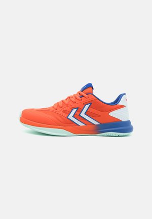 Orangen Sportschuh mit einem strukturierten Mesh-Obermaterial, blauen Akzenten und einem weißen Logo. Verfügt über eine rutschfeste Sohle und ein geschwungenes Design für Agilität.