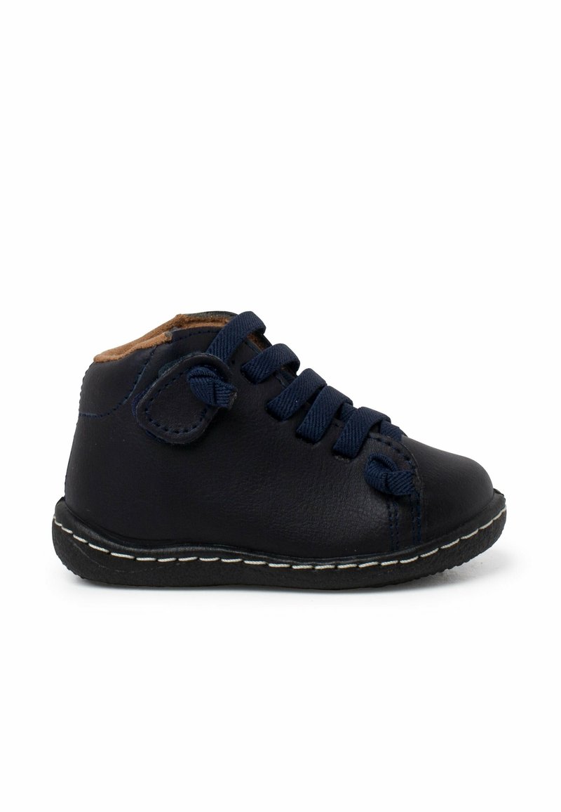 Chaussure bébé bleu marine avec semelle noire, bout arrondi, col rembourré, lacets bleu marine et détails cousus le long du bord de la semelle.