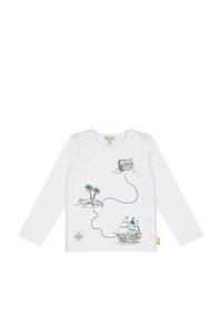 T-shirt bianco a maniche lunghe con illustrazioni colorate di un forziere, palme e una nave, con dettagli in filo blu e una toppa con logo.