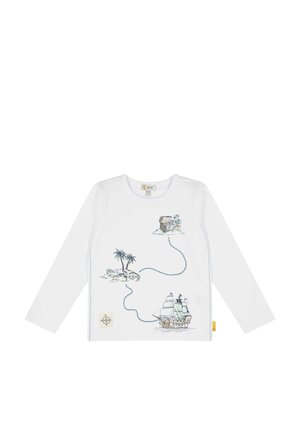 Langarmige witte T-shirt met kleurrijke illustraties van een schatkist, palmbomen en een schip, afgewerkt met blauwe draaddetails en een logo patch.
