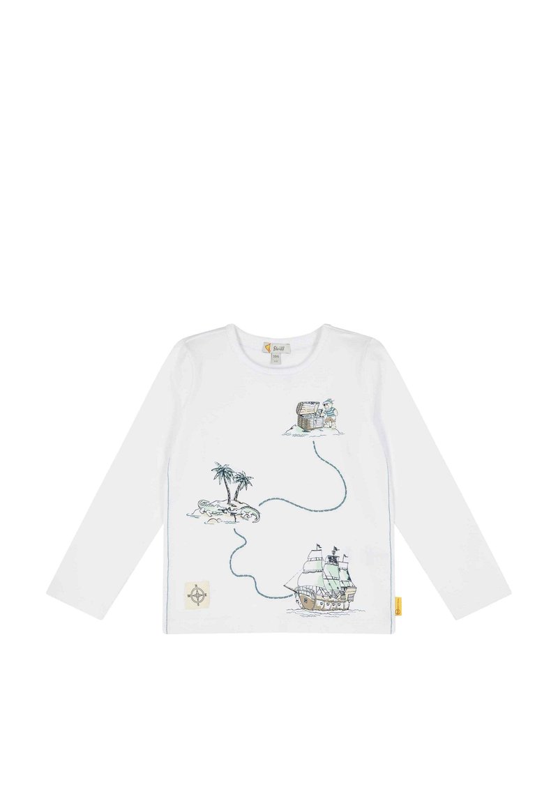 T-shirt bianco a maniche lunghe con illustrazioni colorate di un forziere, palme e una nave, con dettagli in filo blu e una toppa con logo.