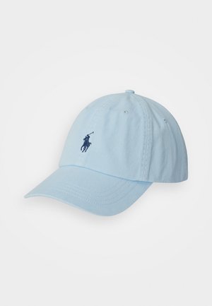 Lichtblauwe katoenen cap met gebogen rand, voorzien van een geborduurd donkerblauw logo aan de voorkant. Klassiek zes-panelen ontwerp met een verstelbare riem.