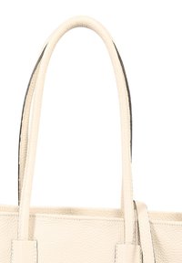 Beige leren handtas met twee lange hengsels, een gestructureerd oppervlak en een minimalistisch design. Kenmerkt zich door een gestructureerde vorm en strakke randen.