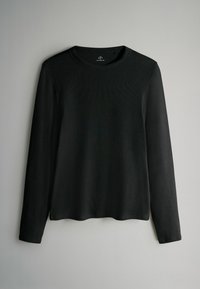 Czarna, długosłodowa koszula z rypsowego materiału, z okrągłym dekoltem i prostym dołem, o gładkiej, równej teksturze.