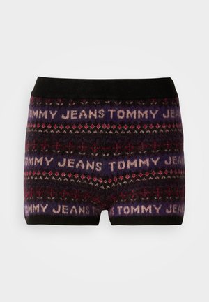 Calções de malha tipo boyshort com uma base escura e um padrão repetido de texto "Tommy Jeans" em branco e rosa claro, acentuado por designs geométricos.