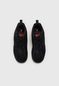 Μαύρα αθλητικά παπούτσια  με κόκκινες λεπτομέρειες, με επάνω μέρος από σουέντ και δίχτυ, κορδόνια και λογότυπο στη γλώσσα. Στρογγυλεμένη μύτη και επένδυση στη σόλα.