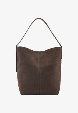 Braune Wildleder-Schultertasche mit einer gewölbten oberen Kante, einem einzelnen Träger, glatter Oberfläche und vertikalen Nähdetails auf der Vorderseite.