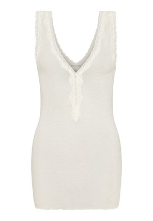 Vit linne i mjukt tyg med djup V-ringning och intrikata spetst trim längs halsringningen och ärmhålen, sömlös design.