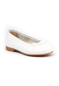Bailarina de cuero blanco con punta redondeada, pequeño lazo decorativo en la parte frontal y suela de goma marrón claro. Ofrece una textura suave.