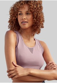 Lavendelfarbenes Sport-BH mit Racerback-Design, ausgestattet mit Mesh-Einsätzen an den Schultern und einem dreieckigen Akzent am Ausschnitt, aus glattem Stretchmaterial gefertigt.