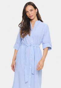Gestreiftes Hemdkleid in Blau und Weiß mit Kragen, durchgehender Knopfleiste, langen Ärmeln und einem gebundenen Taillengürtel. Aus leichtem Stoff gefertigt.